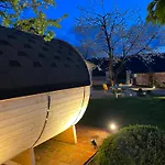 La Petite Maison De - Derniere Minute -chambre Dans 5 Etoiles Au Coeur Du Village Guest house 5*