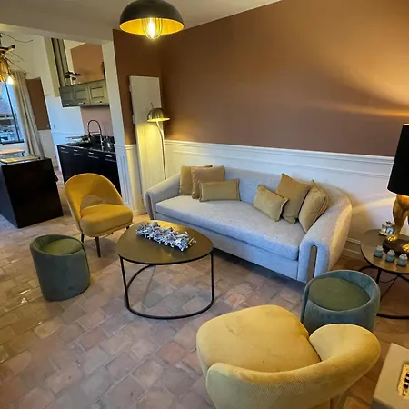 Pensión La Petite Maison De - Privées - 5 étoiles Au Cœur Du Village 5*