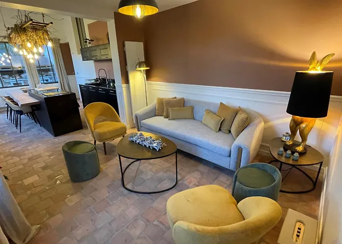 Pensión La Petite Maison De - Privées - 5 étoiles Au Cœur Du Village 5*