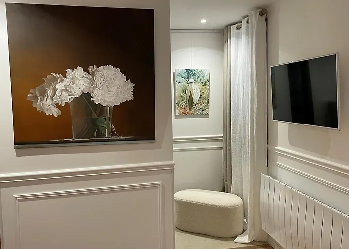 La Petite Maison De - Privées - 5 étoiles Au Cœur Du Village Pensión