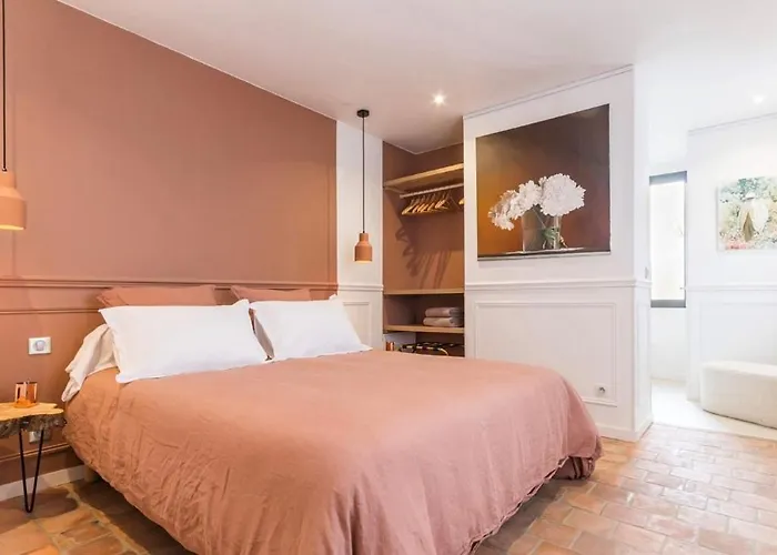 Pensión La Petite Maison De - Privées - 5 étoiles Au Cœur Du Village 5*